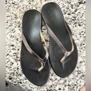 OluKai Ho'opio Leather Flip Flop Sandals Women’s size 11